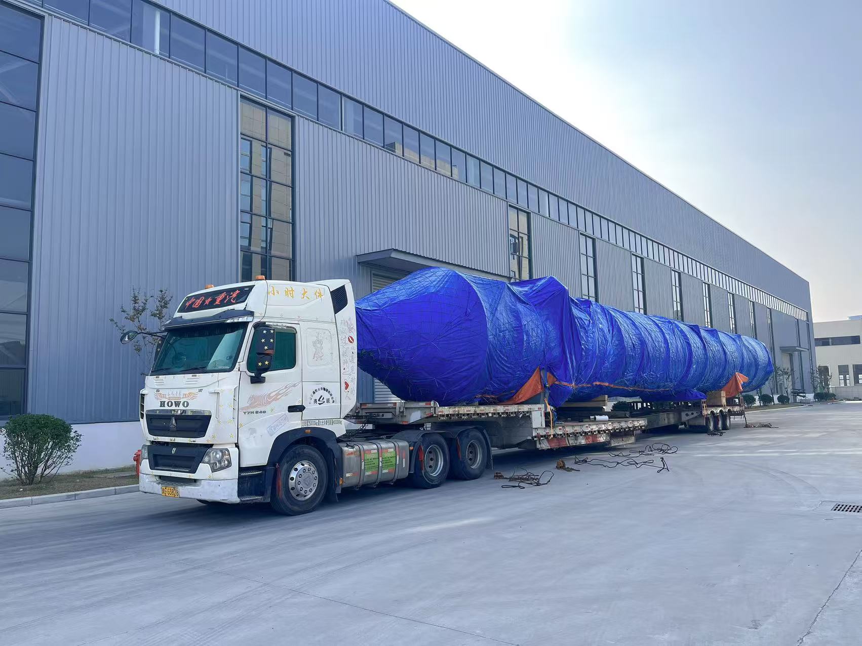 笃舜发往广西恒逸萃取塔设备发货现场