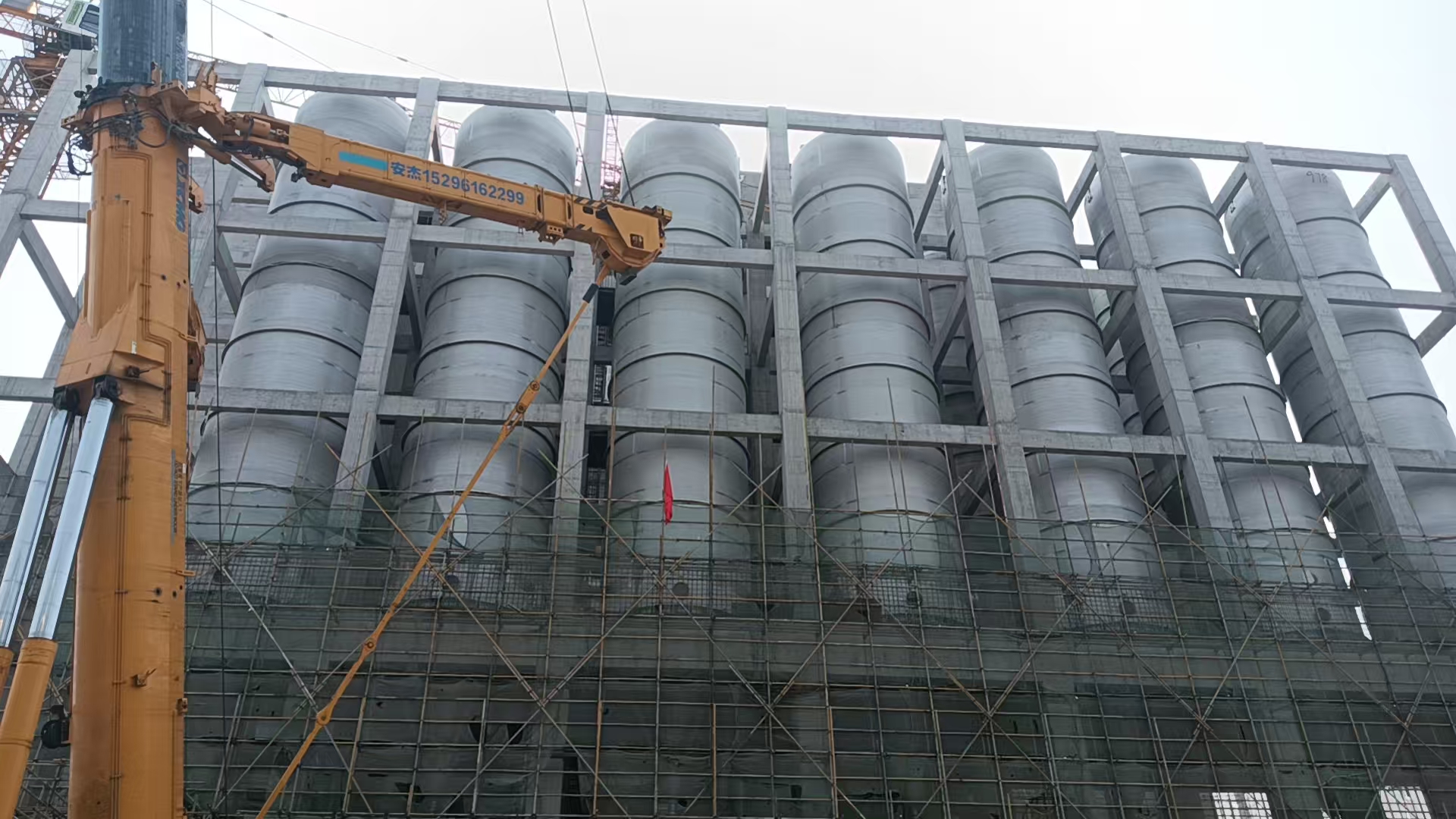 笃舜广西恒逸直径5m，长度28.8m，重量44吨的干燥塔切片料仓水罐施工现场    
