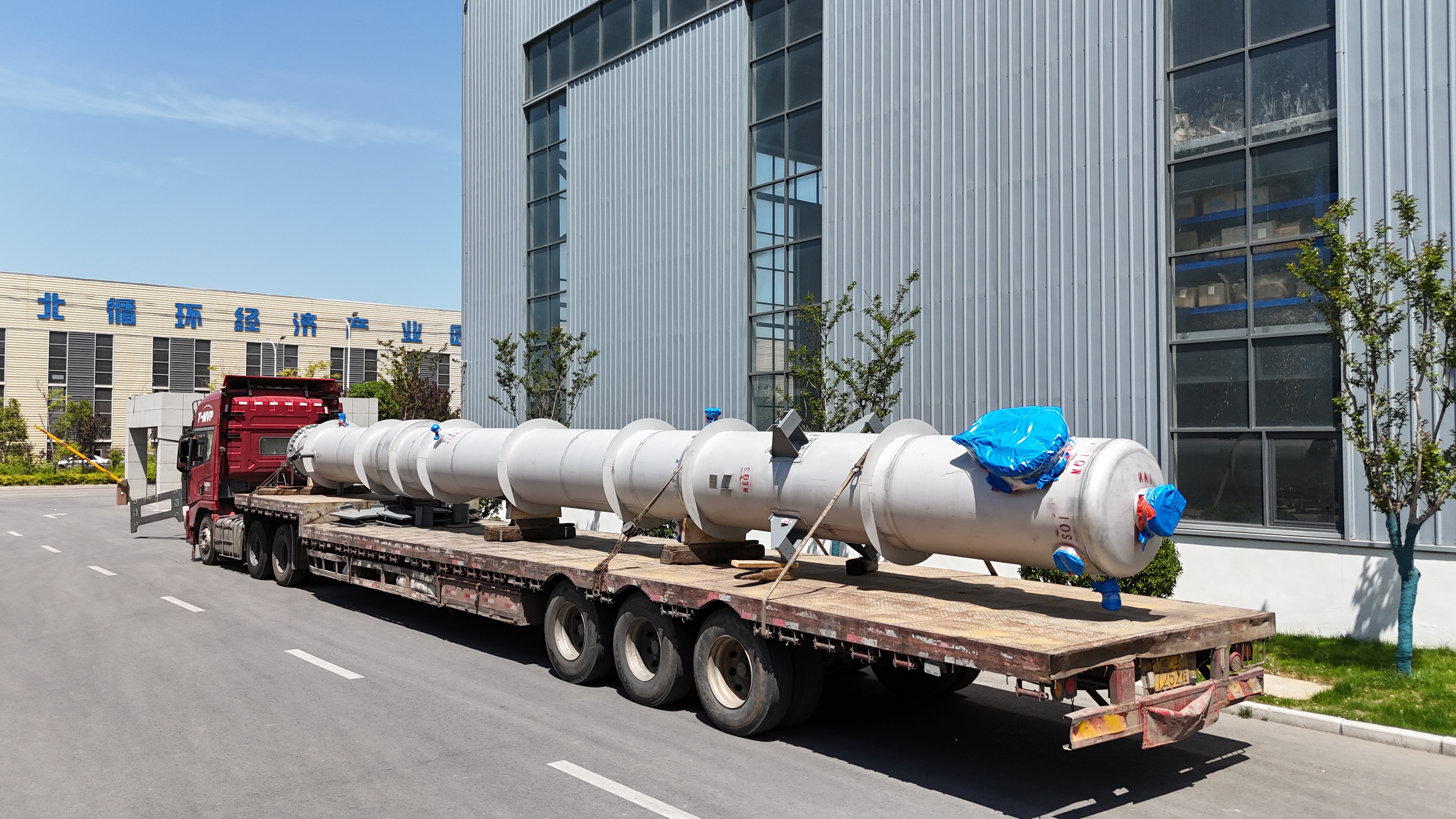 笃舜发往福建福州大连恒申降膜蒸发器发货现场