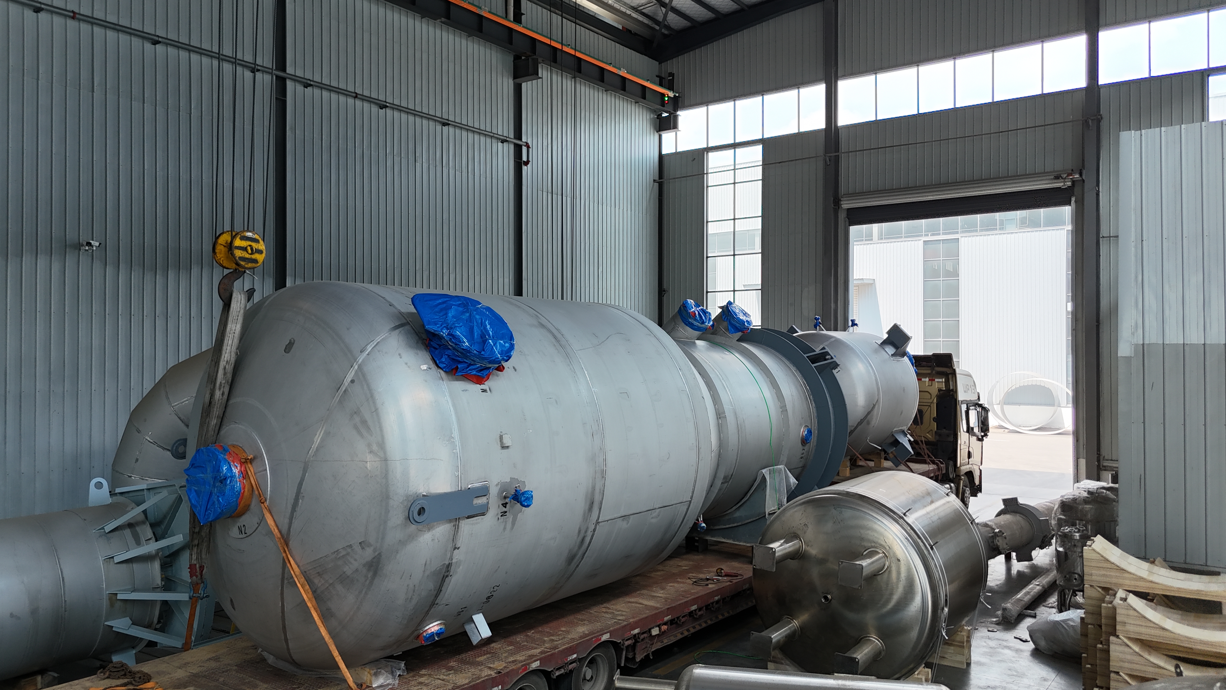 笃舜集团发往湖北天岳新材料项目一效气液分离器及工艺冷凝水罐设备发货现场