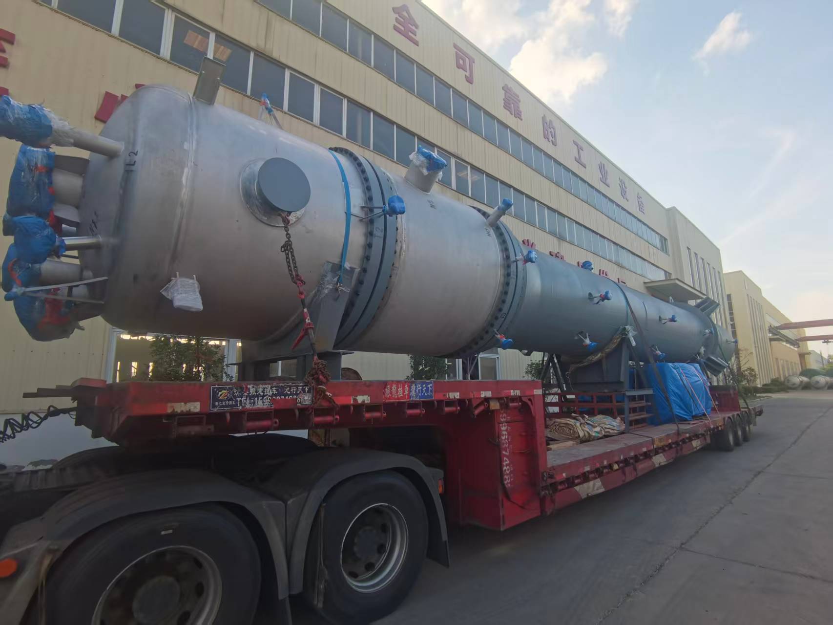 笃舜发往天岳天门新材料有限公司前聚合器设备发货现场