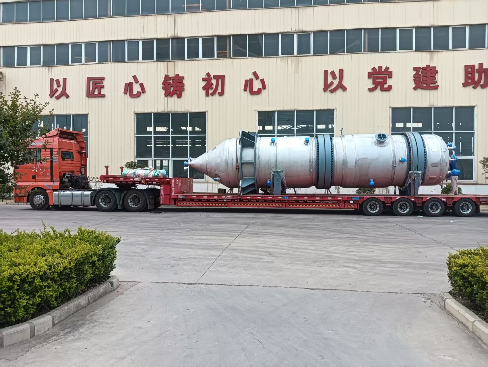 笃舜发往湖北天岳天门新材料项目设备发货现场